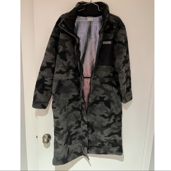 Columbia Women’s long fleece camo jacket. - Picture 2 of 3